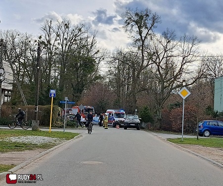 Wypadek w Rudach: 79-latek zasnął za kierownicą i uderzył w drzewo
